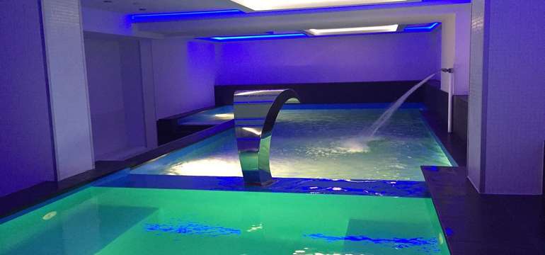 Vonkajší a vnútorný bazén, jacuzzi aj sauna sú príjemným miestom na oddych
