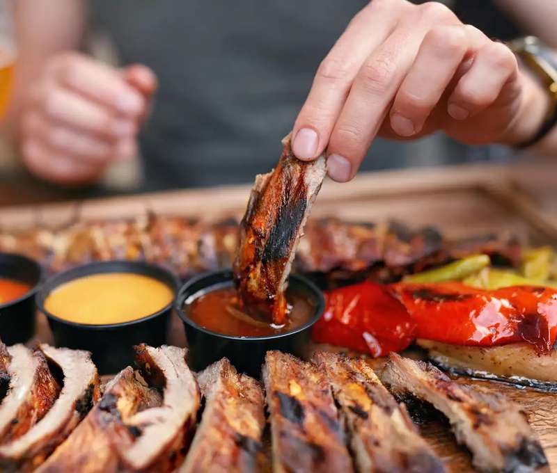 Grilované bravčové rebierka BBQ alebo veľká misa pre 6-8 osôb (ilustračný obrázok)