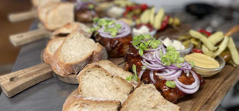 Grilované BBQ rebrá s kyslou oblohou