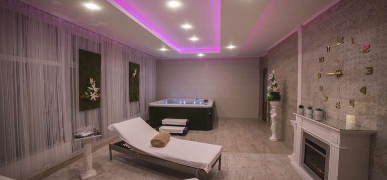 Relax zóna s jacuzzi, infra saunou a odpočivárňou s krbom