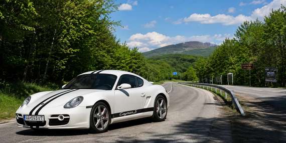 Zážitková jazda z pozície spolujazdca v Porsche: Pripútajte sa, vyrážame!/Bratislava, Trnava, Galanta, Nitra