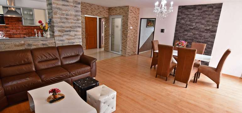 Ubytovanie vo veľkom hornom apartmáne s 3 spálňami (6+1)