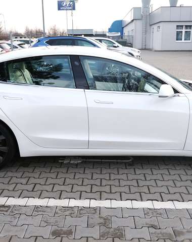 Díky nízko posazenému bateriovému packu je jedno z nejbezpečnějších automobilů