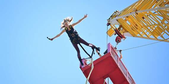 Extrémny bungee jumping z 90 metrovej výšky v poľskom Chorzówe/Polsko - Chorzów