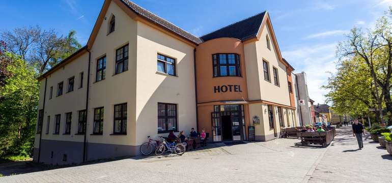 Hotel leží přímo u udržovaného parku s lavičkami a krásnou fontánou