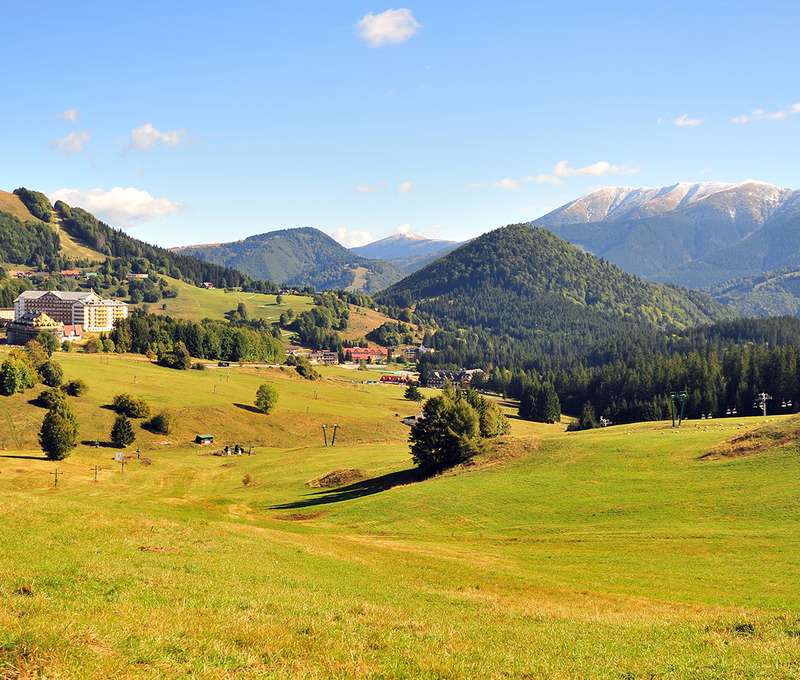 Malebná dedinka leží uprostred hôr v nadmorskej výške 960 m n. m,  - Donovaly