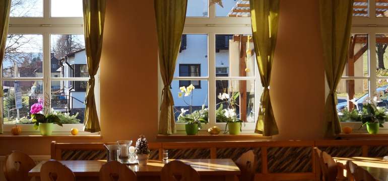 Restaurace penzionu Na Podlesí je umístěna v hlavní budově penzionu