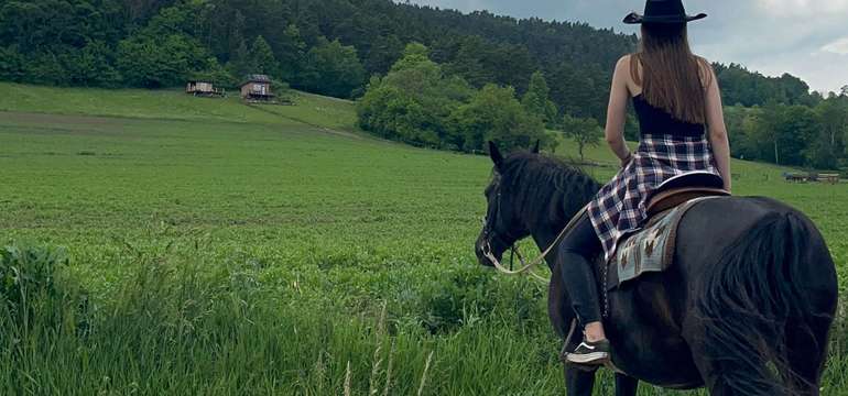 Kone s inštruktorkami, ktoré vás radi prevedú okolím hviezdnej noci