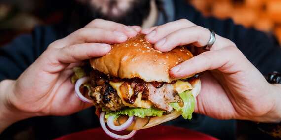 Poctivý hovädzí burger s poriadnou porciou príloh - hranolčeky, coleslaw šalát aj cibuľové krúžky/Bratislava - Ružinov