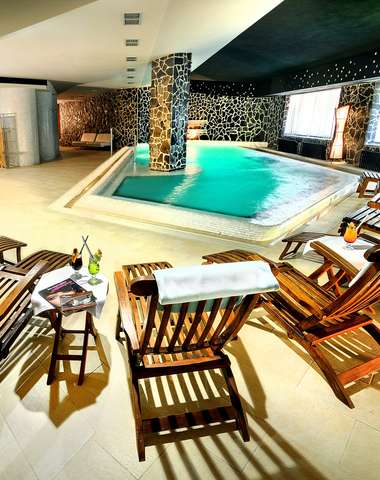 Oddýchnite si v rozsiahlom wellness centre priamo pod vrcholom Chopku