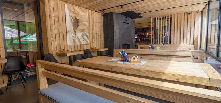 Reštaurácia a bar (burgre, polievky, teplé turistické jedlá, teplé raňajky)