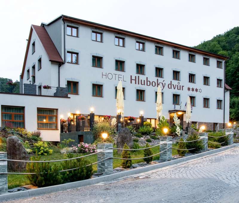 Wellness hotel Hluboký dvůr***  leží v údolí rieky Bystřice pod Oderskými vrchmi a Nízkym Jeseníkom