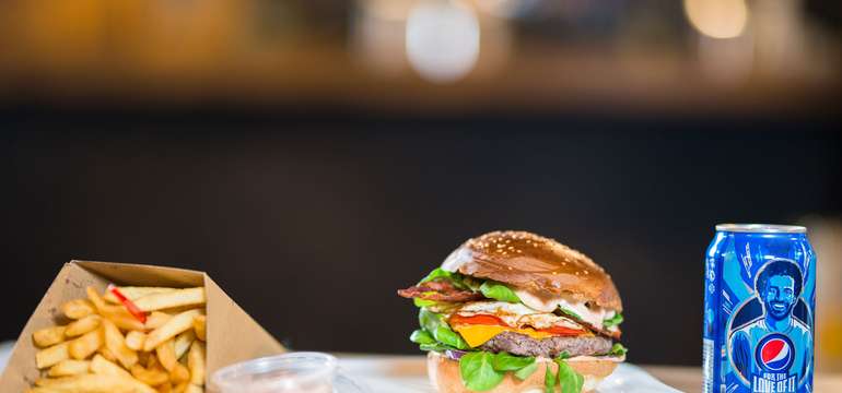 Stanica burger s hranolkami a Pepsi alebo Mirindou so sebou \"take away\"