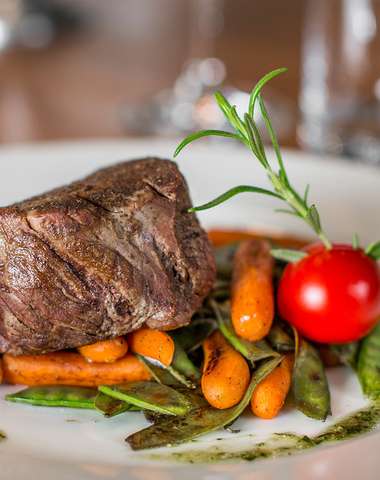 Hovädzí steak s grilovanými hráškovými strukmi a baby karotkou    
