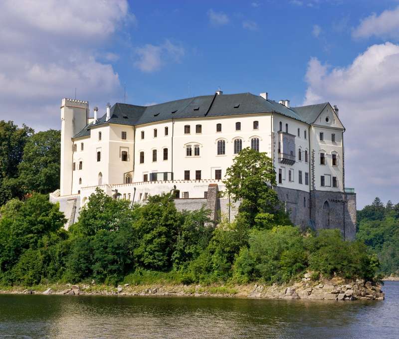 Za návštevu rozhodne stojí Zámok Orlík, ktorý je obklopený Orlickou priehradou