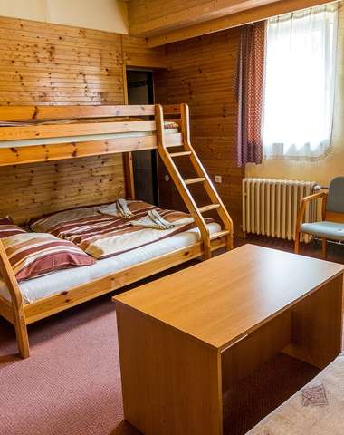 Pokoje mají vlastní sociální zařízení a jsou  zařízené hlavně s ohledem na rodiny