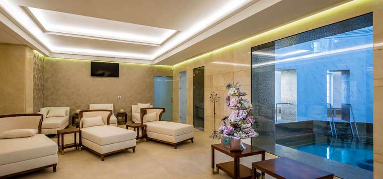 Zrekonstruovaný hotel ROYAL PALACE***** je zařízen ve stylu art deco a patří k nejluxusnějším