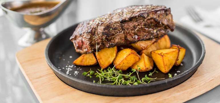 Hovädzí strip steak s omáčkou zo zeleného korenia 