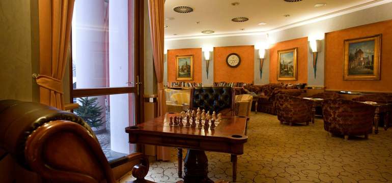 Elegantný, luxusný a moderný interiér, kde si môžete zahrať napríklad šach