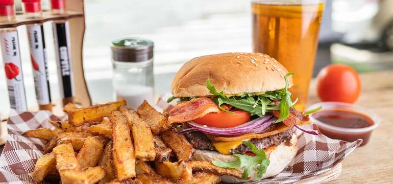Burger s hranolkami, dresingom a limonádou v Burger Bare