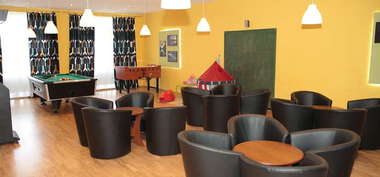 Denný bar sa nachádza v priestoroch penziónu. Ponúka príjemnú atmosféru a dobrú hudbu