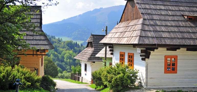 V blízkosti autentická ľudová architektúra Vkolínec 