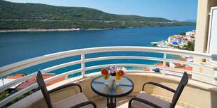 Izby v hoteli Agava**** majú balkón s posedením a výhľad na more