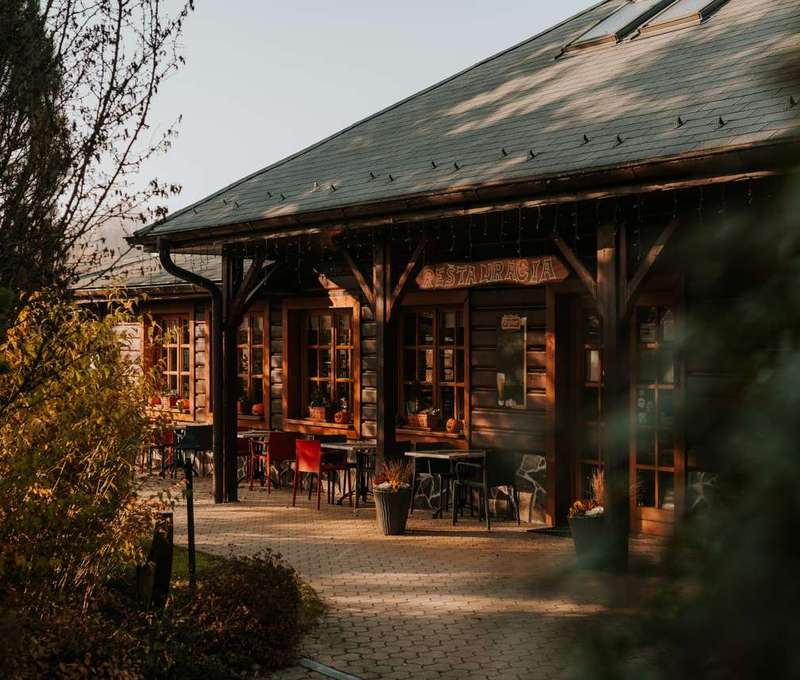 Reštaurácia Sojka resortu zariadená v štýle slovenskej koliby
