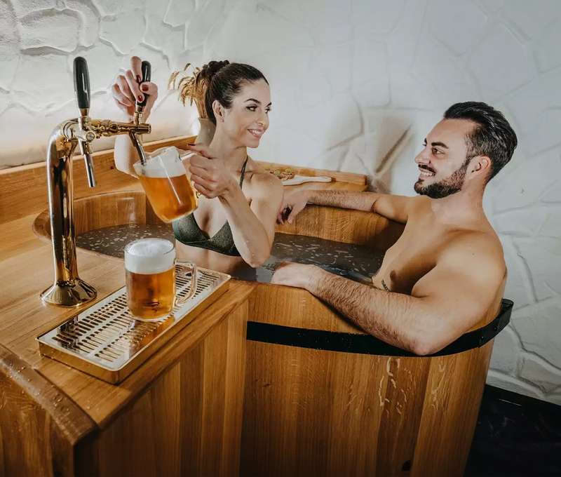 Kúpeľ vo vírivej dubovej kadi