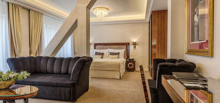 Zrekonstruovaný hotel ROYAL PALACE***** je zařízen ve stylu art deco a patří k nejluxusnějším