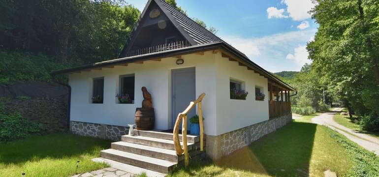 Chata Pekný les ponúka čarovné ubytovanie pri potoku na okraji lesa