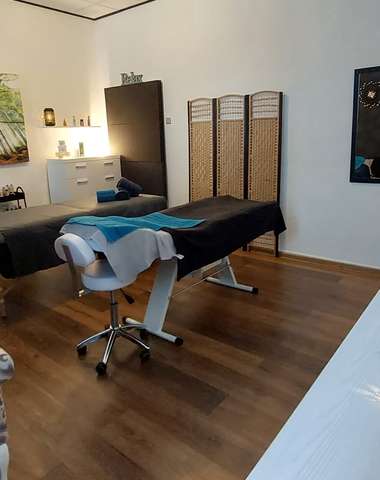 Dobre vybavený moderný salón pre dokonalý zážitok