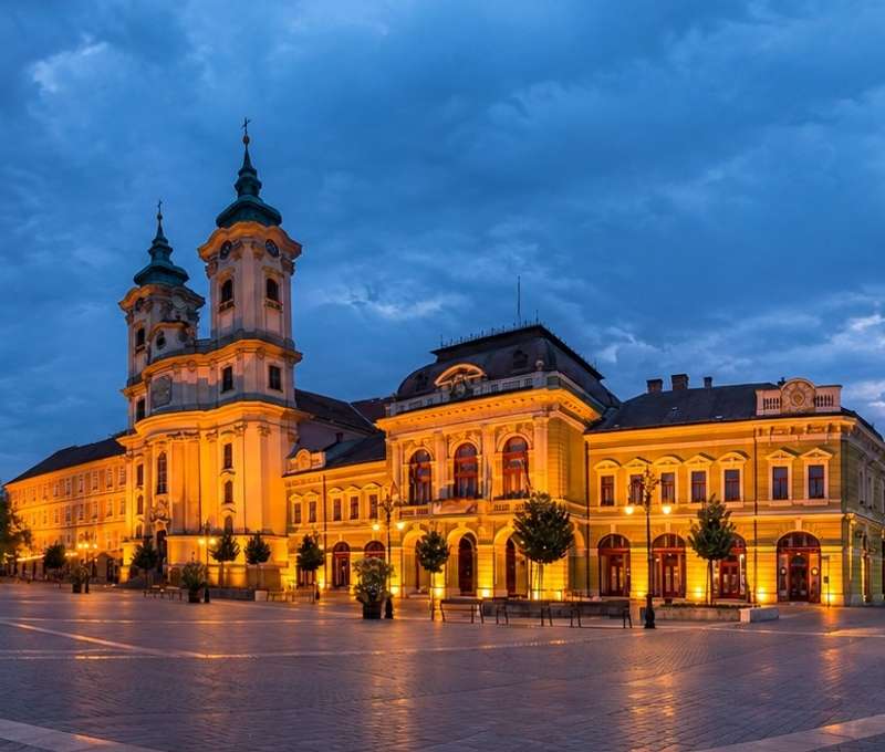 Osvetlené Dobóovo námestie s Minoritským kostolom sv. Antona, Eger