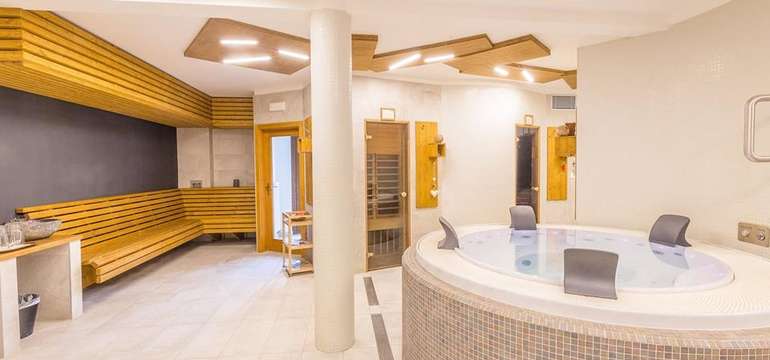 Wellness: Uvoľnite sa vo fínskej alebo parnej saune a vo vírivke