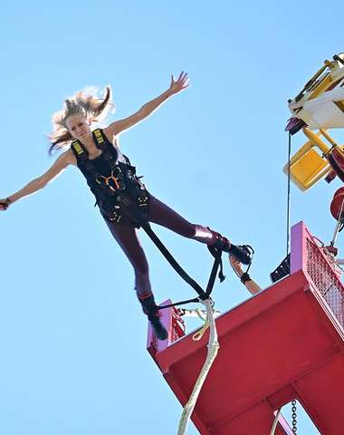 Extrémny bungee jumping z 90 m v poľskom Chorzówe