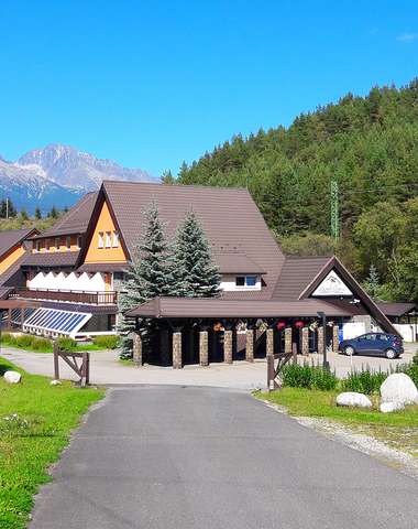 Hotel Sipox sa nachádza v malebnom údolí pri obci Štrba, s výhľadom na štíty Vysokých Tatier