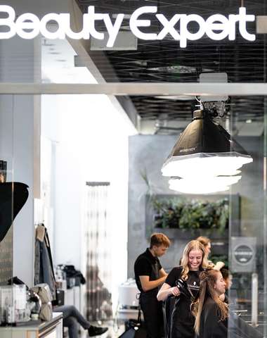 Profesionálny strih a fúkaná s profesionálnou hairstylistkou