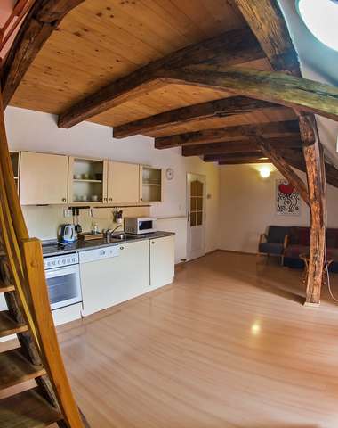 Drevené obloženie v kráľovskom apartmáne na vás dýchne atmosféru staročeských izieb