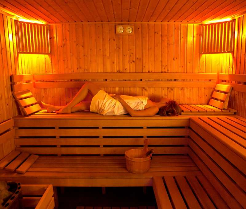 Vytúžený oddych nájdete v saunovom svete, kde je na výber fínska a parná sauna