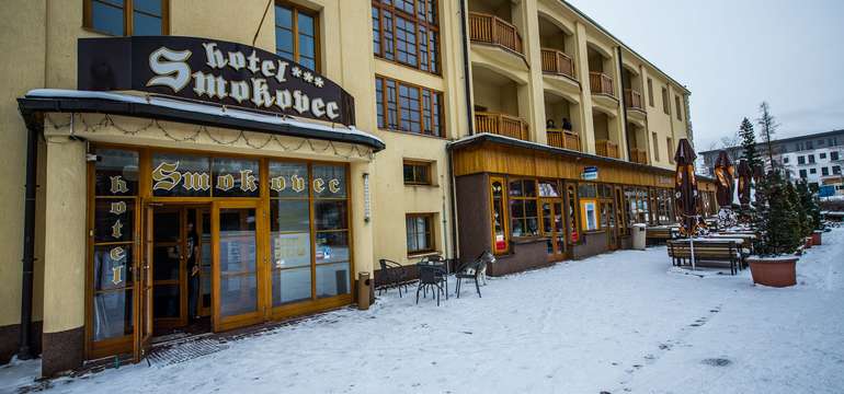 Hotel Smokovec*** leží v centre mesta, pri lanovke na Hrebienok a zastávke TEŽ