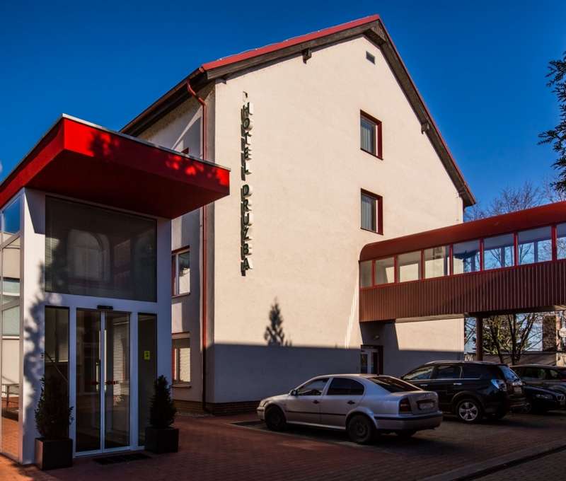 TP HOTEL DRUŽBA*** má vynikajúcu polohu hneď pri Slnečných jazerách