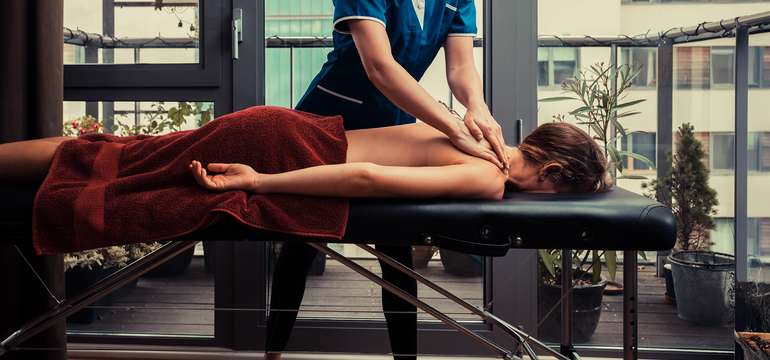 Klasická alebo relaxačná masáž, chiropraxia a lokálna masáž (ilustračné foto)