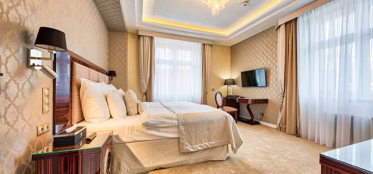 Kráľovské ubytovanie v priestranných izbách, štúdiách a v apartmánoch v Hoteli Royal Palace*****