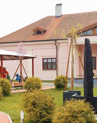 Happy Village Kaštiel Ivachnová*** ponúka priestranné apartmány a dvojlôžkové podkrovné izby