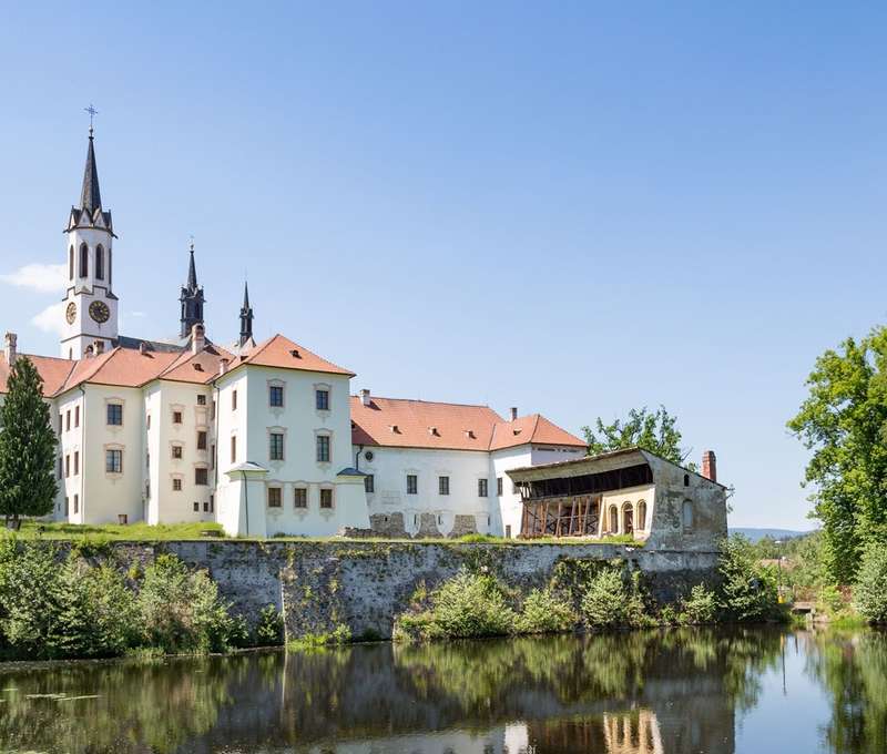 Přímo ve Vyšším Brodě můžete obdivovat například klášterní komplex