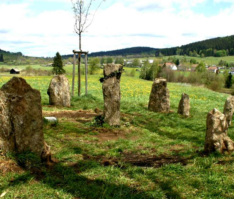 V okolí je mnoho turistický stezek, jedna vás zavede k Volarským menhirům