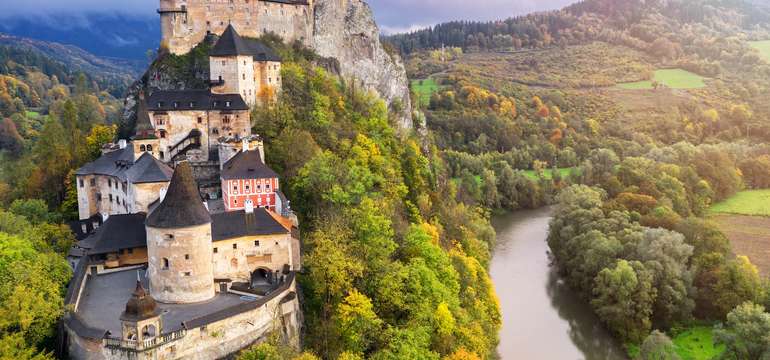 Oravský hrad nad riekou Orava v rannom svetle