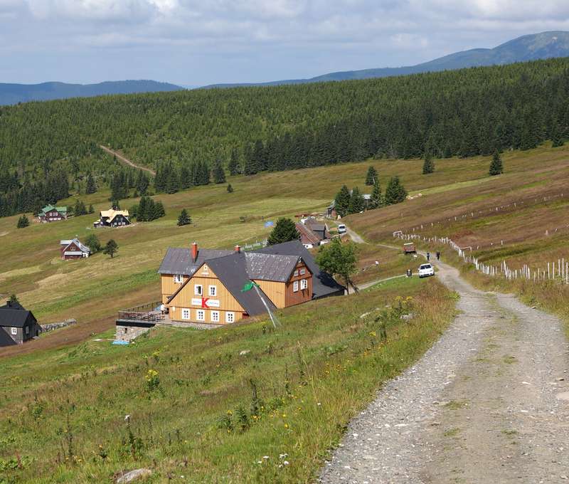 Špindlerův Mlýn je protkán mnoha turistickými trasami vedoucí z města až na vrcholky hor