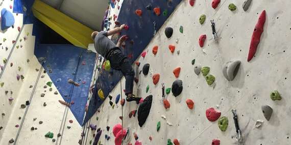 Kurzy lezenia na umelej stene pre začiatočníkov aj pokročilých/Košice