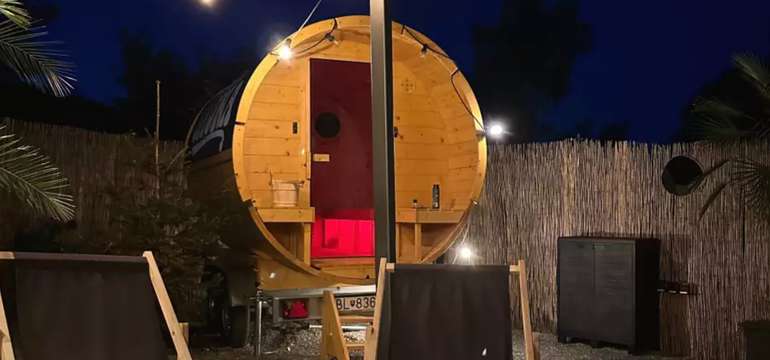 Zážitkové sunovanie vo fínskej barelovej saune pod holým nebom v Huntry Sauna